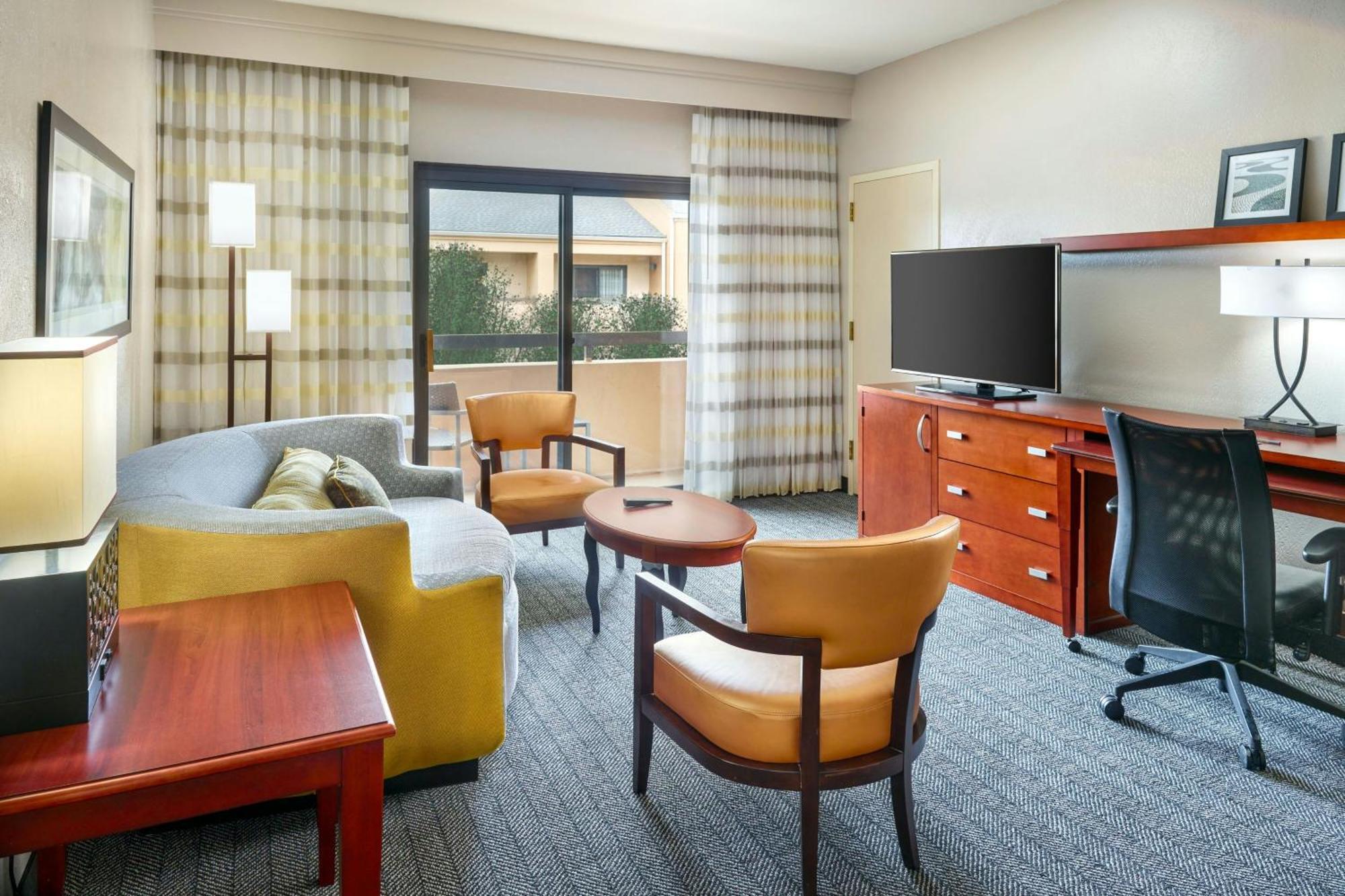 Отель Courtyard By Marriott Baton Rouge Acadian Centre/Lsu Area Экстерьер фото